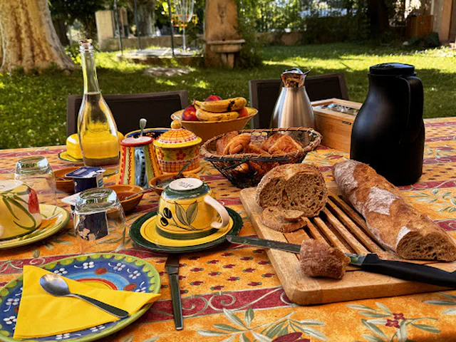 Breakfast and Garden - Les Arnauds Bed & Breakfast in Aix-en-Provence