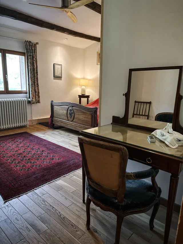 Room and desk - Les Arnauds Bed & Breakfast in Aix-en-Provence