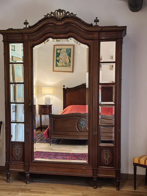 Mirror and antique furniture - Les Arnauds Bed & Breakfast in Aix-en-Provence